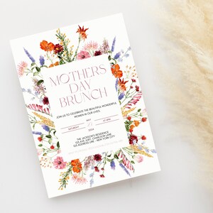Pu&ograve; includere: Un invito per un brunch della festa della mamma con bordo floreale. L'invito presenta il testo "Mothers Day Brunch" in un font elegante, con la data e l'ora. L'invito &egrave; decorato con fiori colorati.