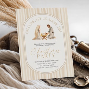 Peut inclure: Une invitation de fête de Noël crème avec des rayures verticales. L'invitation présente une illustration de la scène de la Nativité et un texte doré qui dit "Oh Come, Let Us Adore Him" et "Christmas Party."