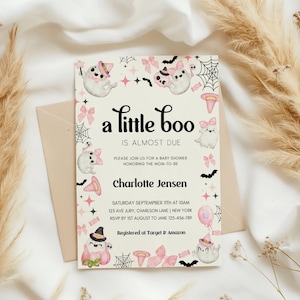 Puede incluir: Una invitaci&oacute;n a una fiesta de bienvenida al beb&eacute; con tem&aacute;tica de Halloween. La invitaci&oacute;n presenta un fondo blanco con acentos rosas y negros. El texto dice "a little boo is almost due". La invitaci&oacute;n tambi&eacute;n incluye una linda ilustraci&oacute;n de un fantasma con un sombrero de bruja y un lazo rosa.