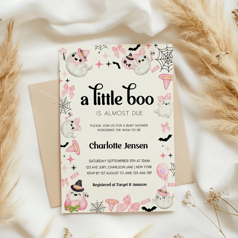 Puede incluir: Una invitaci&oacute;n a una fiesta de bienvenida al beb&eacute; con tem&aacute;tica de Halloween. La invitaci&oacute;n presenta un fondo blanco con acentos rosas y negros. El texto dice "a little boo is almost due". La invitaci&oacute;n tambi&eacute;n incluye una linda ilustraci&oacute;n de un fantasma con un sombrero de bruja y un lazo rosa.