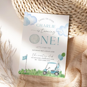 Könnte beinhalten: Eine Einladung zu einer ersten Geburtstagsfeier zum Thema Golf mit einem blauen und grünen Farbschema. Die Einladung zeigt einen Golfball, einen Golfwagen und den Text "Swing on over! Charlie is turning one! Let's Par-Tee! Saturday May 11th at 10am The Country Club 123 Ave Jury, Charleston Lane NC - New York City"