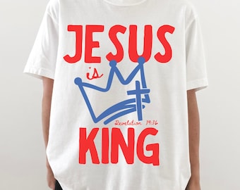 Jésus est le roi T-shirt couleurs confort, t-shirt graphique chrétien, chemise verset de la Bible de l'Apocalypse