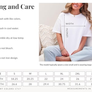 Puede incluir: Camiseta blanca con instrucciones de tallas y cuidado. La imagen incluye una tabla de tallas con medidas en pulgadas, que van de la S a la 3XL. La modelo lleva una L para un ajuste holgado. La camiseta es Comfort Colors 1717. Medidas: ancho 46.35cm a 70.49cm, largo 67.56cm a 82.55cm.