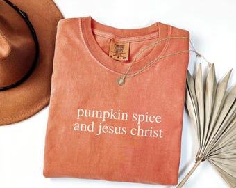 Camiseta cristiana de otoño con calabaza, especias y Jesucristo. Colores cómodos.
