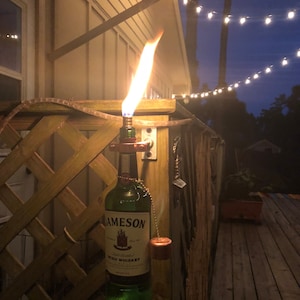 Antorcha Tiki de mesa con botella de licor de vidrio