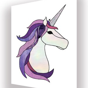 Puede incluir: Un unicornio de vidrio de colores púrpura y blanco con un cuerno plateado. La crin y la cola del unicornio están hechas de vidrio de colores con una gama de colores púrpura, rosa y azul.