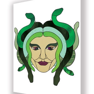 Op de afbeelding: Een glas-in-lood illustratie van Medusa, een mythische Griekse figuur met slangen als haar. Haar gezicht is afgebeeld met een neutrale uitdrukking, en haar ogen zijn diep paars.