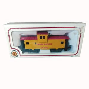 Vintage HO Scale Bachmann Union Pacific UP 25743 Yellow Caboose Car