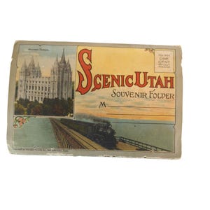 Pode incluir: Postal vintage intitulado "Scenic Utah Souvenir Folder". O postal apresenta uma ilustração colorida do Templo Mórmon e um comboio a atravessar uma ponte. O texto inclui "Postage One Cent Without Message."
