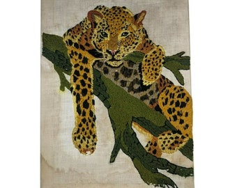 Vintage jaren 1970 Bucilla Leopard op een boomlidmaat Crewel borduurwerk op canvas