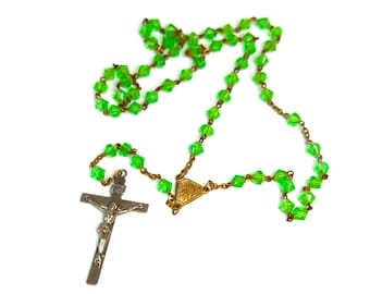 Rosario vintage verde con crucifijo de metal y centro de mesa de la Virgen María