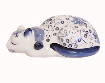 ヴィンテージ陶器の青と白の花柄猫の置物／オーナメント。手描きの