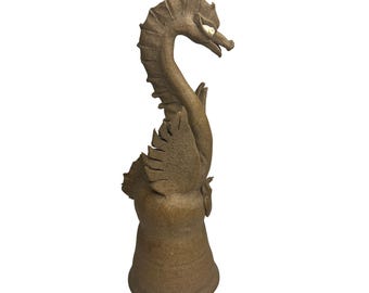 Escultura artesanal vintage de arcilla de fantasía de dragón y caballito de mar hecha a mano