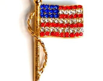 Broche con la bandera estadounidense de EE. UU. en tono dorado con diamantes de imitación rojos, blancos y azules.