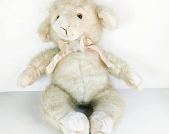Peluche vintage d'agneau avec noeud, beige crème, yeux jaunes, 17 pouces