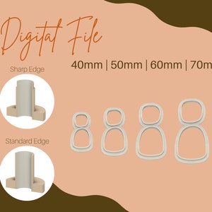 Op de afbeelding: Vier koekjesvormen in de vorm van het cijfer 8, met afgeronde randen. De vormen zijn in een rij gerangschikt van de kleinste tot de grootste, waarbij de grootste vorm 70 mm meet. De vormen zijn wit en hebben een scherpe rand.