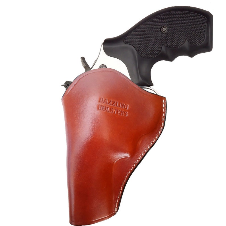 Puede incluir: Una funda de cuero marr&oacute;n con detalles de costura blanca. La funda est&aacute; dise&ntilde;ada para sostener un peque&ntilde;o rev&oacute;lver. La funda tiene el texto "DAZZLING HOLSTERS" grabado en el lateral.