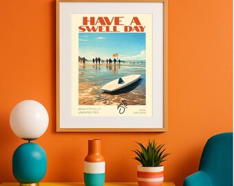 Könnte beinhalten: Ein gerahmter Kunstdruck mit den Worten "HAVE A SWELL DAY" in Rot. Der Druck zeigt eine Strandszene mit einem Surfbrett im Wasser und Menschen am Ufer. Der Druck ist in einem Holzrahmen und wird an einer orangefarbenen Wand gezeigt.
