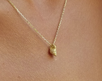 Collana con conchiglia di mare placcata in oro 14K e ciondolo da spiaggia in argento sterling