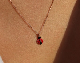 Collar de mariquita con colgante de esmalte en plata de ley bañado en oro de 14 quilates