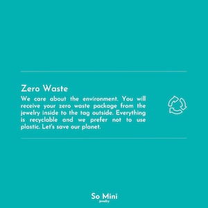 Pu&ograve; includere: Uno sfondo blu turchese con testo bianco che recita "Zero Waste. Ci prendiamo cura dell'ambiente. Riceverai il tuo pacchetto zero rifiuti dalla gioielleria all'interno all'etichetta all'esterno. Tutto &egrave; riciclabile e preferiamo non usare la plastica. Salviamo il nostro pianeta." Un simbolo di riciclaggio bianco &egrave; sul lato destro del testo. Il testo "So Mini jewelry" &egrave; nella parte inferiore dell'immagine.