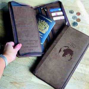 Cartera de viaje marrón personalizada con mensaje secreto