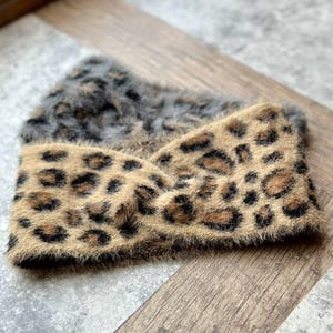 Mysigt leopardmönster vinterhårband