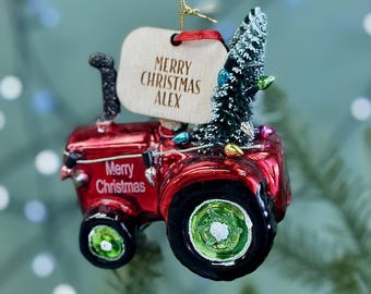 Spersonalizowana czerwona bombka świąteczna w kształcie traktora