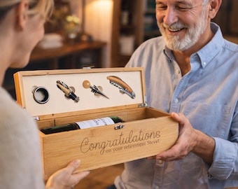 Peut inclure: Coffret cadeau de vin en bambou avec l'inscription "Félicitations" gravée. Il contient une bouteille de vin et des accessoires, dont un tire-bouchon et un bouchon. Le coffret est présenté par deux personnes.