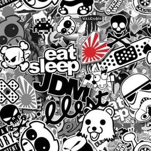 Könnte beinhalten: Ein schwarz-weißer Digitaldruck mit verschiedenen Stickern und Grafiken. Der Druck enthält Bilder von Totenköpfen, Schweinen, einer japanischen Flagge und den Worten "eat sleep JDM repeat".