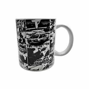 Puede incluir: Taza de cerámica blanca con un estampado de estilo manga en blanco y negro que presenta un coche y texto japonés.