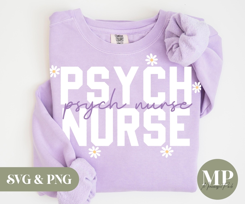 Pu&ograve; includere: Una felpa lilla con le parole "PSYCH" e "NURSE" in lettere bianche e in corsivo. Piccole grafiche di margherite sono sparse intorno al testo. La felpa ha un elastico sulla manica. Le parole "SVG & PNG" sono in basso a sinistra.