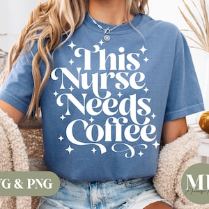 Può includere: Una maglietta blu con la scritta bianca "This Nurse Needs Coffee", ornata da stelle. La maglietta casual è adatta all'uso quotidiano. L'immagine include anche il testo "SVG & PNG".