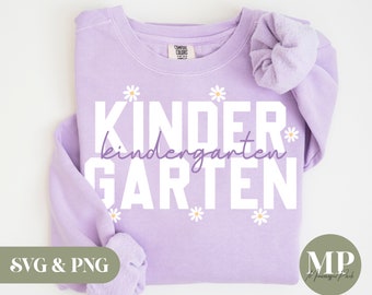 Puede incluir: Una sudadera de color lavanda con el texto "Kinder* kindergarten* GARDEN" en blanco. El texto está rodeado de pequeñas margaritas blancas.