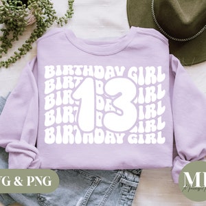 Puede incluir: Una sudadera de color lavanda con un diseño gráfico blanco que dice "Birthday Girl" y el número "13" en una fuente retro.