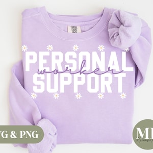 以下が含まれることがあります： テキスト「PERSONAL WORKER SUPPORT」が白文字で書かれた紫色のスウェットシャツ。テキストの周りにデイジー柄が施されています。
