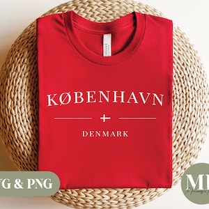 Pode incluir: Camiseta vermelha com texto branco que diz "KØBENHAVN + DENMARK".