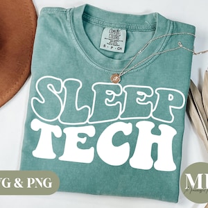 Peut inclure: Un t-shirt bleu sarcelle avec le texte "SLEEP TECH" en lettres blanches de style rétro. Le t-shirt est fait d'un tissu doux et confortable et a un aspect vieilli.