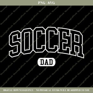 Puede incluir: Dise&ntilde;o gr&aacute;fico en blanco y negro con la palabra "SOCCER" en una fuente grande y en negrita con un contorno blanco. Debajo de la palabra "SOCCER" hay un &oacute;valo blanco con la palabra "DAD" dentro.
