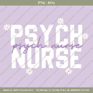 Pu&ograve; includere: Un download digitale con le parole "PSYCH nurse" in bianco e viola su uno sfondo lavanda. La parola "PSYCH" &egrave; in grassetto, con un carattere a blocchi, mentre "psych nurse" &egrave; in corsivo. Piccole margherite sono sparse intorno al testo.