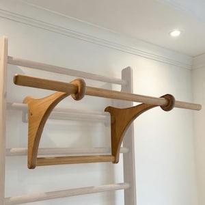 Eine stabile Dip-Stange aus Holz mit abnehmbarer Klimmzugstange zur Wandbefestigung. Ideal beispielsweise für ein Heim-Fitnessstudio.