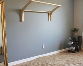 A wall-mounted pull-up bar. Strong and 102cm wide. Perfect for a home gym. Natural
