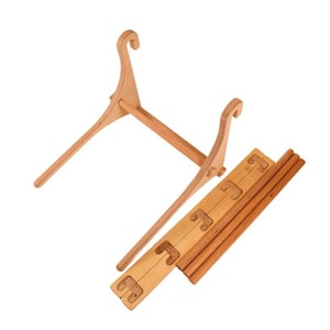 Può includere: Una sedia pieghevole in legno con un design unico. La sedia è realizzata in legno naturale e ha un aspetto semplice ed elegante. La sedia è smontata e disposta in piano, mostrando i singoli pezzi.