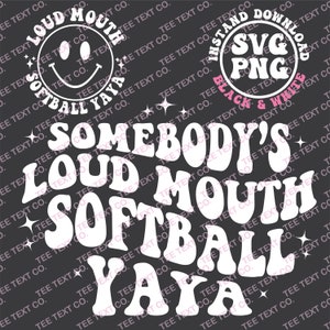 Puede incluir: Texto blanco sobre fondo negro que dice "Somebody's Loud Mouth Softball Yaya" en un estilo de fuente retro. El texto est&aacute; rodeado de peque&ntilde;as estrellas blancas.