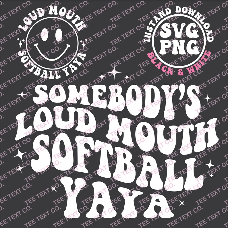 Puede incluir: Texto blanco sobre fondo negro que dice "Somebody's Loud Mouth Softball Yaya" en un estilo de fuente retro. El texto est&aacute; rodeado de peque&ntilde;as estrellas blancas.