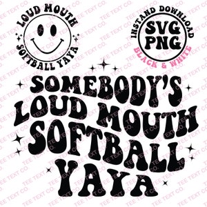 Puede incluir: Dise&ntilde;o gr&aacute;fico en blanco y negro con el texto "Somebody's Loud Mouth Softball Yaya" en un estilo de fuente retro. El dise&ntilde;o incluye una cara sonriente con el texto "Loud Mouth Softball Yaya" alrededor.