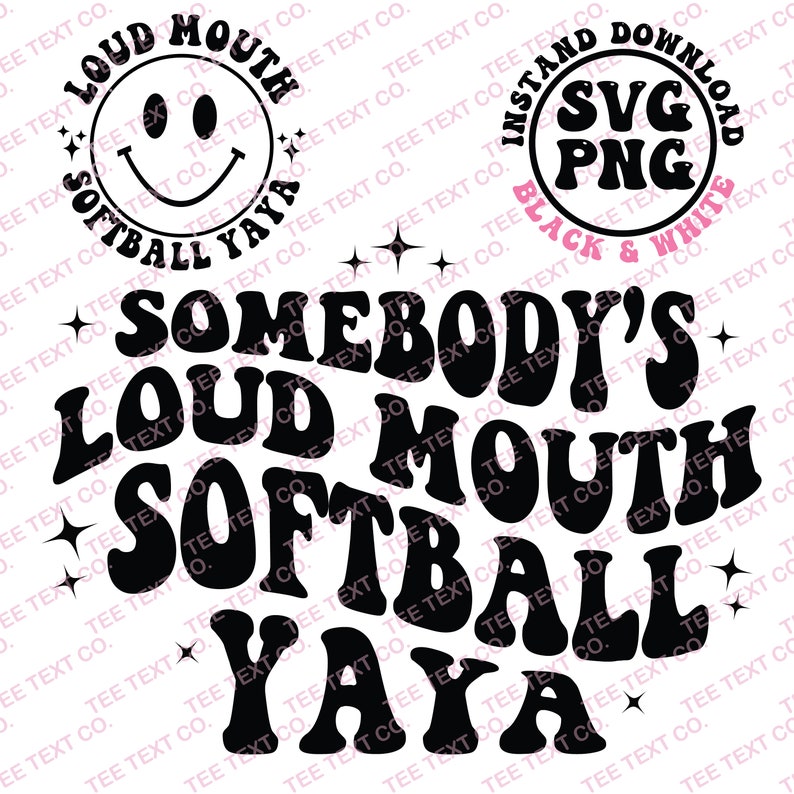 Puede incluir: Dise&ntilde;o gr&aacute;fico en blanco y negro con el texto "Somebody's Loud Mouth Softball Yaya" en un estilo de fuente retro. El dise&ntilde;o incluye una cara sonriente con el texto "Loud Mouth Softball Yaya" alrededor.