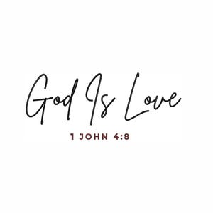 Puede incluir: Fondo blanco con las palabras "God Is Love" en una fuente cursiva elegante. Debajo, la referencia bíblica "1 John 4:8" se muestra en una fuente más pequeña y sencilla. El diseño es minimalista y elegante.