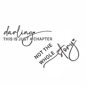 Puede incluir: Gráfico de texto en blanco y negro con las palabras "darling, this is just a chapter, not the whole story" con un símbolo de corazón después de "darling" y "story".