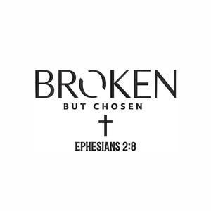 Op de afbeelding: Een minimalistisch ontwerp toont de woorden "BROKEN BUT CHOSEN" in een vetgedrukte, schreefloze letter, met een kruissymbool eronder. De tekst "EPHESIANS 2:8" is ook opgenomen. Het ontwerp is in zwart op een witte achtergrond.
